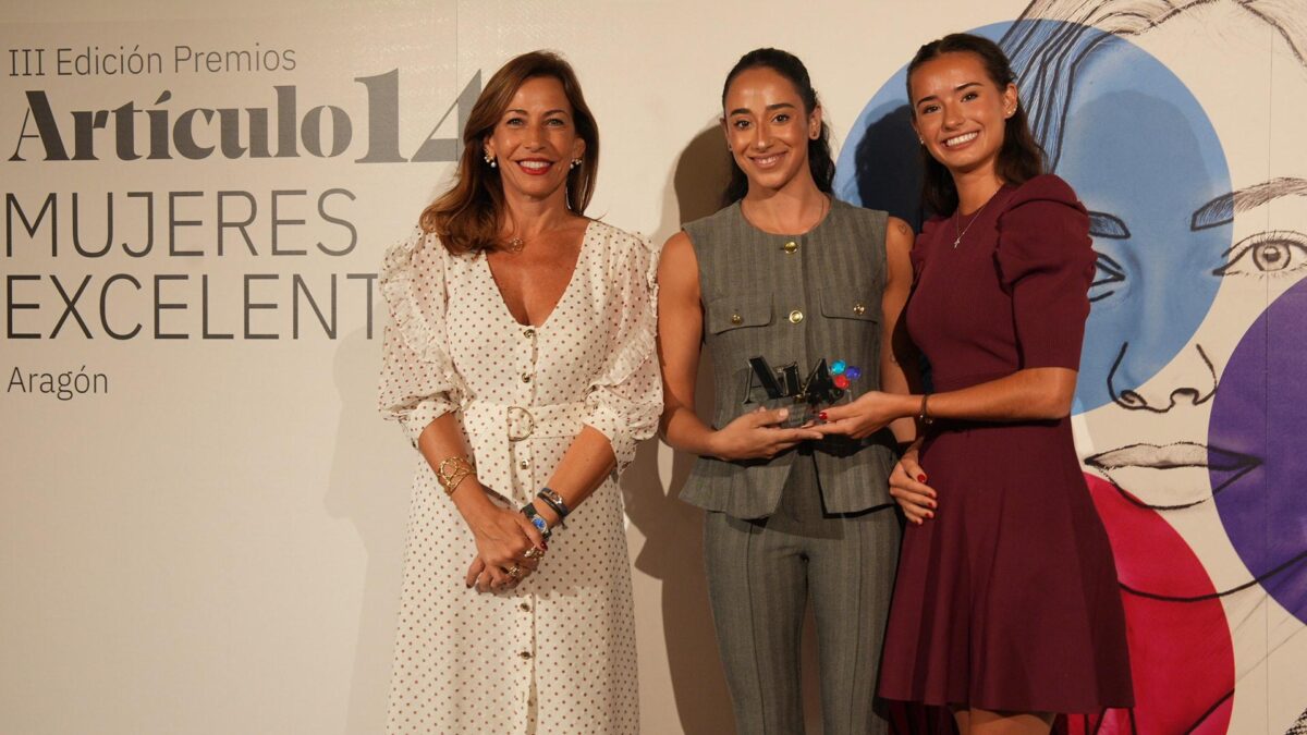 Chueca con las gimnastas premiadas