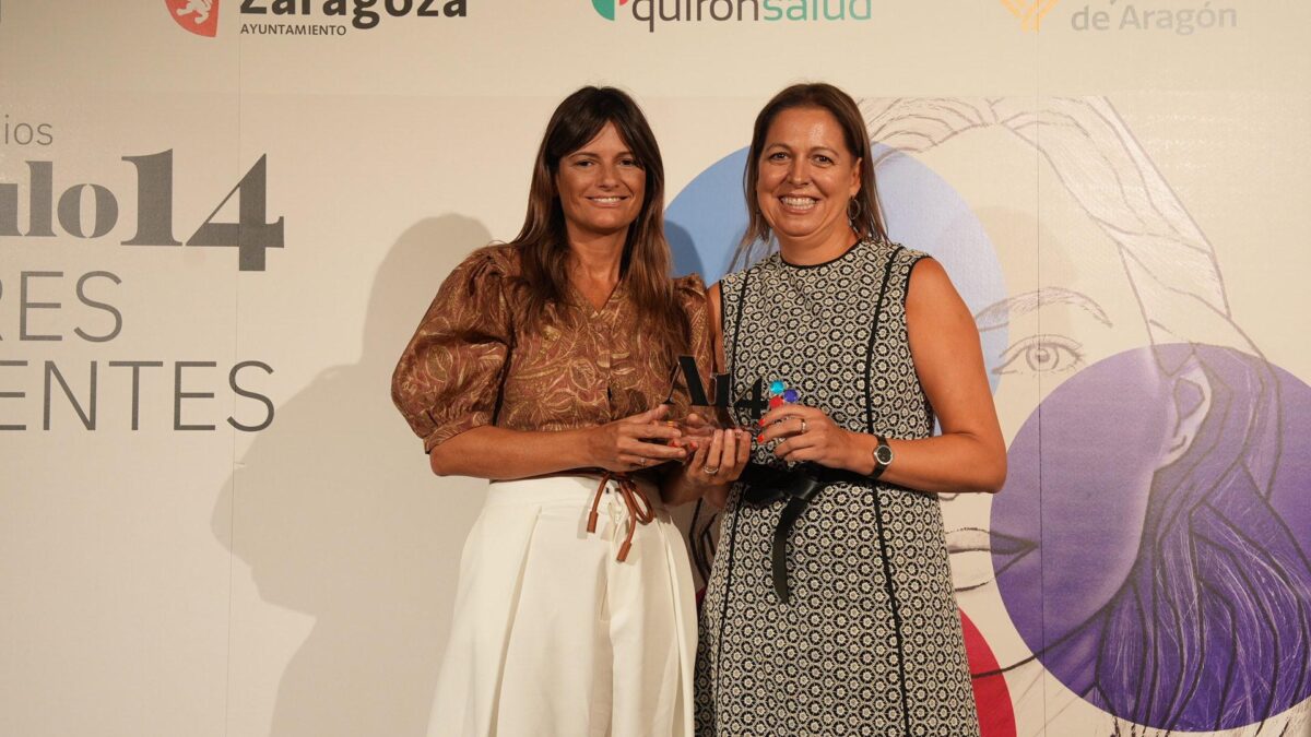 María Sasot recibe el premio de Pilar Gómez