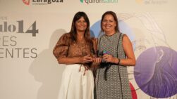 María Sasot recibe el premio de Pilar Gómez
