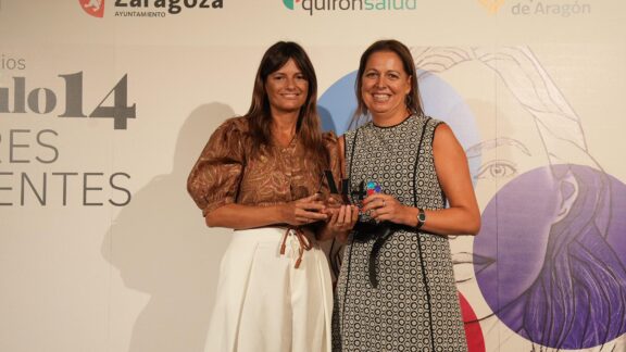 María Sasot recibe el premio de Pilar Gómez