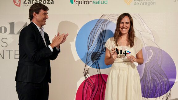 Irene Rodrigo recibe el premio de Pablo Montesinos