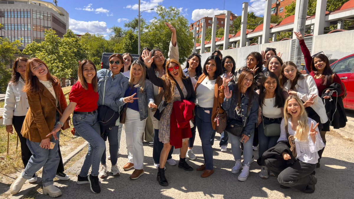 MADRID, 20/05/2024.- Fotografía de un grupo de mujeres de origen latinoamericano que participan en un encuentro de la iniciativa 'Amigas para el alma' este lunes en Madrid. Para muchas personas la migración puede suponer más un problema que una solución, ya que la ausencia y falta de conexión con los suyos son un detonante que enfrentan día a día los emigrantes. En ese contexto nació el proyecto 'Amigas para el alma', que ha logrado conectar ya a 800 mujeres en España. EFE/ Deyni Menjivar