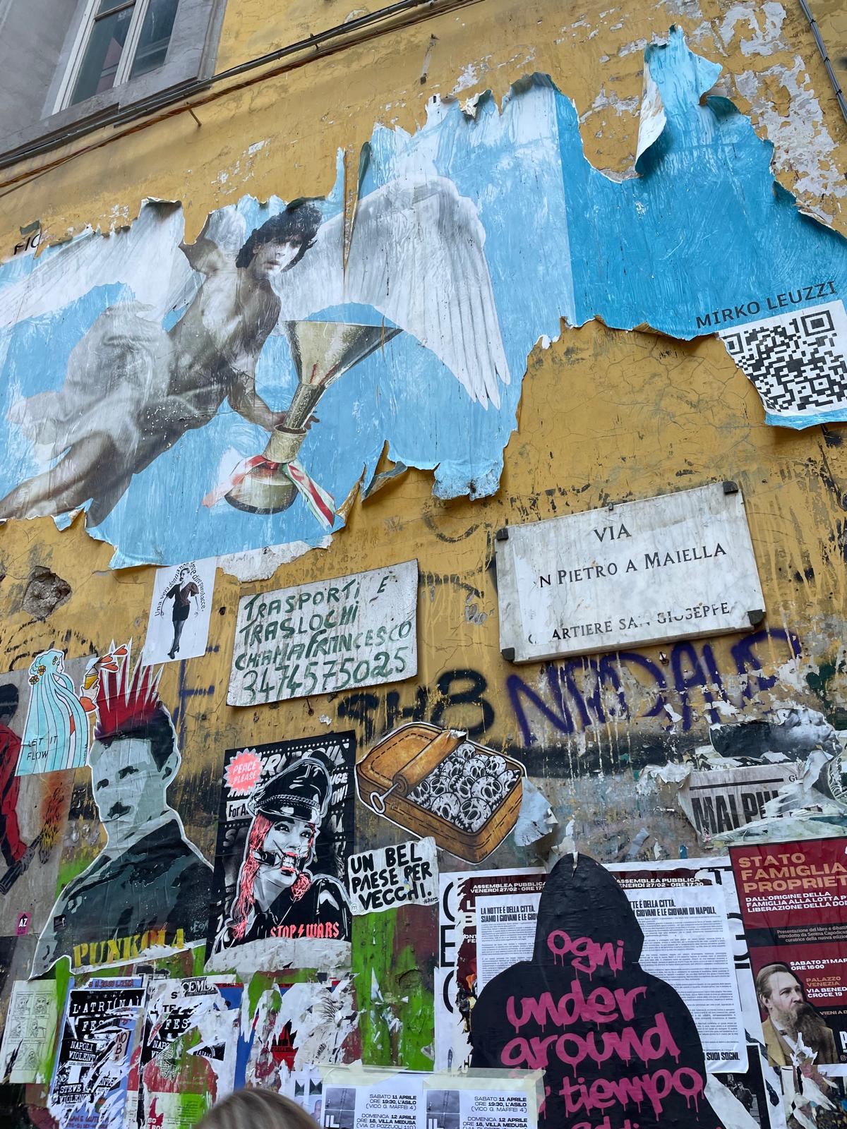 La anchura del paseo marítimo desaparece al entrar en las calles estrechas que rodean Spaccanapoli