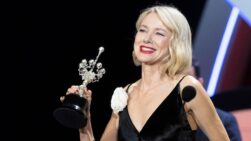 La actriz Naomi Watts recibe el Premio Donostia durante la gala del Festival de Cine de San Sebastián.