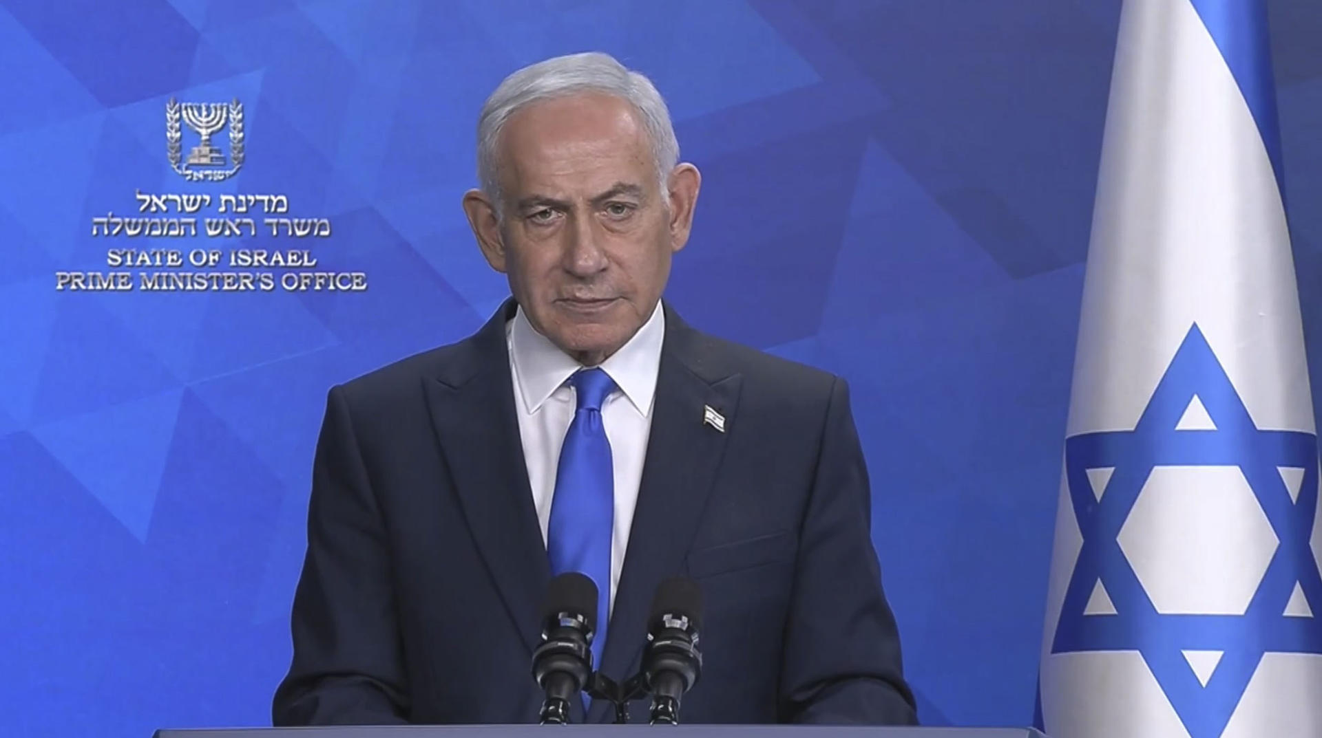 El primer ministro de Israel, Benjamín Netanyahu, apuntó a que uno de los pilotos del vuelo FlyDubai que sufrió un incidente este miércoles y acabó aterrizando en Arabia Saudi intentó estrellar la aeronave tras apuñalar a su compañero en la cabina. "Durante el vuelo, cuando se aproximaban al país, uno de los pilotos apuñaló al otro piloto. Al parecer, intentó estrellar el avión con sus ocupantes", afirma el mandatario en un vídeocomunicado emitido por su oficina, en su primer mensaje tras el incidente en la aeronave. EFE/Captura de vídeo de la Oficina del primer ministro de Israel - SOLO USO EDITORIAL/SOLO DISPONIBLE PARA ILUSTRAR LA NOTICIA QUE ACOMPAÑA (CRÉDITO OBLIGATORIO) -