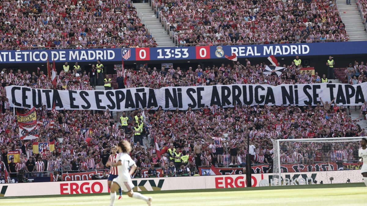 MADRID, 20/09/2026.- Vista de una pancarta en la que se lee "Ceuta es España, ni se arruga ni se tapa" en el fondo de los aficionados del Atlético de Madrid durante el partido de LaLiga EA Sports entre Atlético de Madrid y Real Madrid celebrado este domingo en el del estadio Riyadh Air Metropolitano de la capital española. EFE/ Sergio Pérez