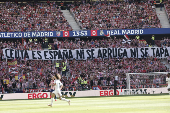 MADRID, 20/09/2026.- Vista de una pancarta en la que se lee "Ceuta es España, ni se arruga ni se tapa" en el fondo de los aficionados del Atlético de Madrid durante el partido de LaLiga EA Sports entre Atlético de Madrid y Real Madrid celebrado este domingo en el del estadio Riyadh Air Metropolitano de la capital española. EFE/ Sergio Pérez