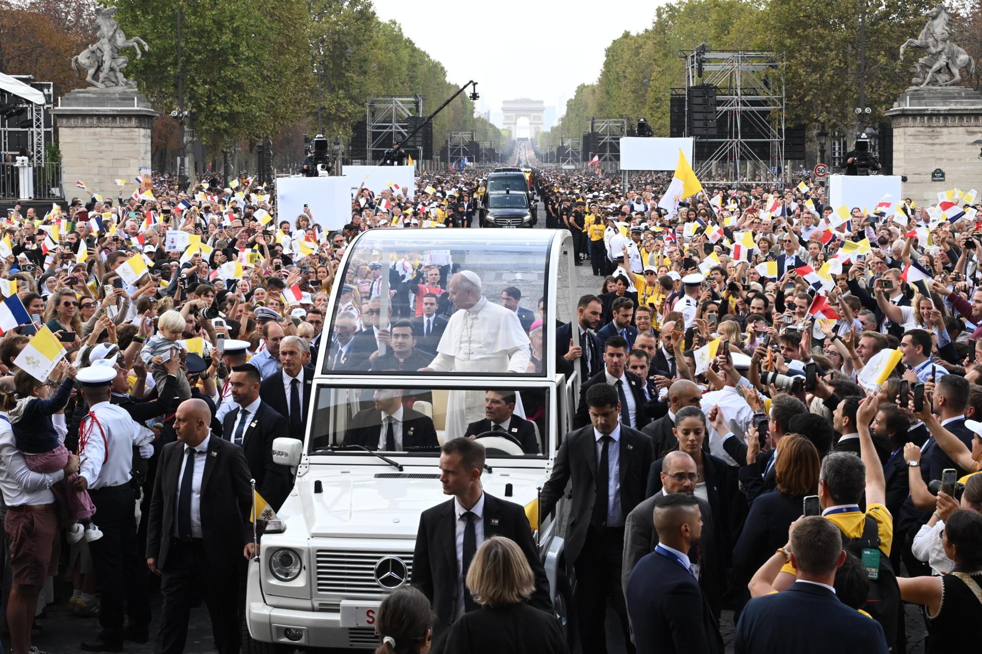 PARIS (France), 26/09/2026.- Pope Leo XIV greets the faithfult upon his arrival in Place de la Concorde to celebrate mass in Paris, France, 26 September 2026. Hundreds of thousands of people have greeted Pope Leo XIV in the centre of Paris for the open-air Mass. (Papa, Francia) EFE/EPA/MAURIZIO BRAMBATTI / POOL