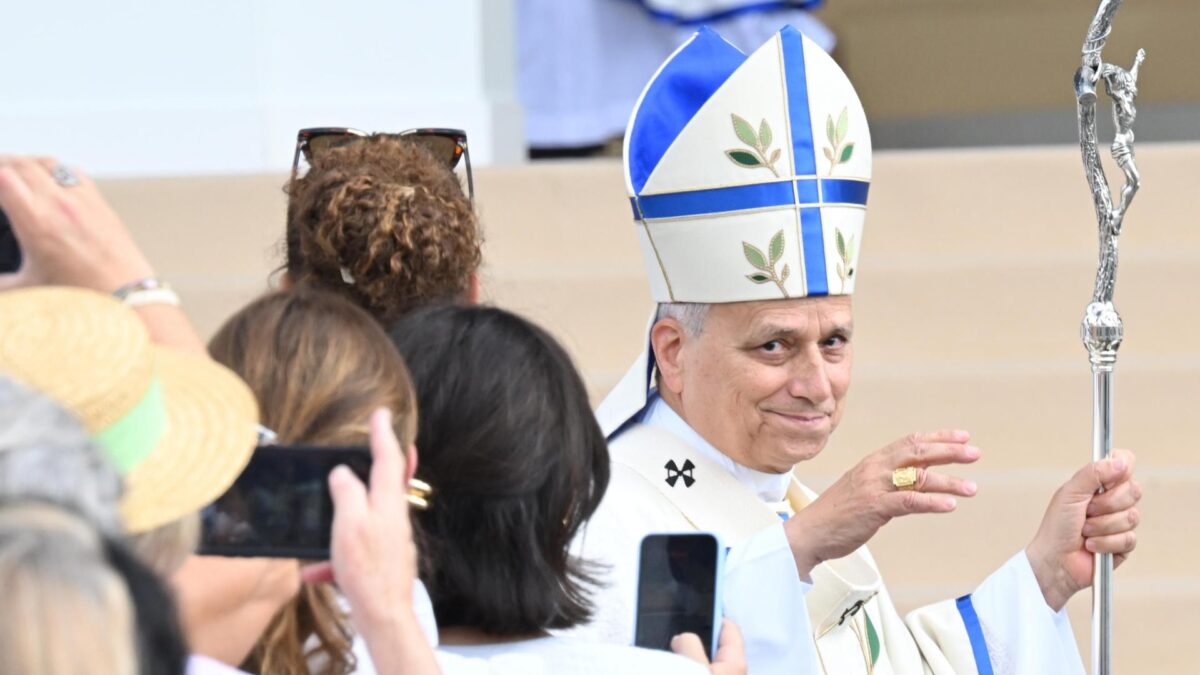 PARIS (France), 26/09/2026.- Pope Leo XIV celebrates mass in Place de la Concorde, Paris, France, 26 September 2026. Hundreds of thousands of people have greeted Pope Leo XIV in the centre of Paris for the open-air Mass. (Papa, Francia) EFE/EPA/MAURIZIO BRAMBATTI / POOL