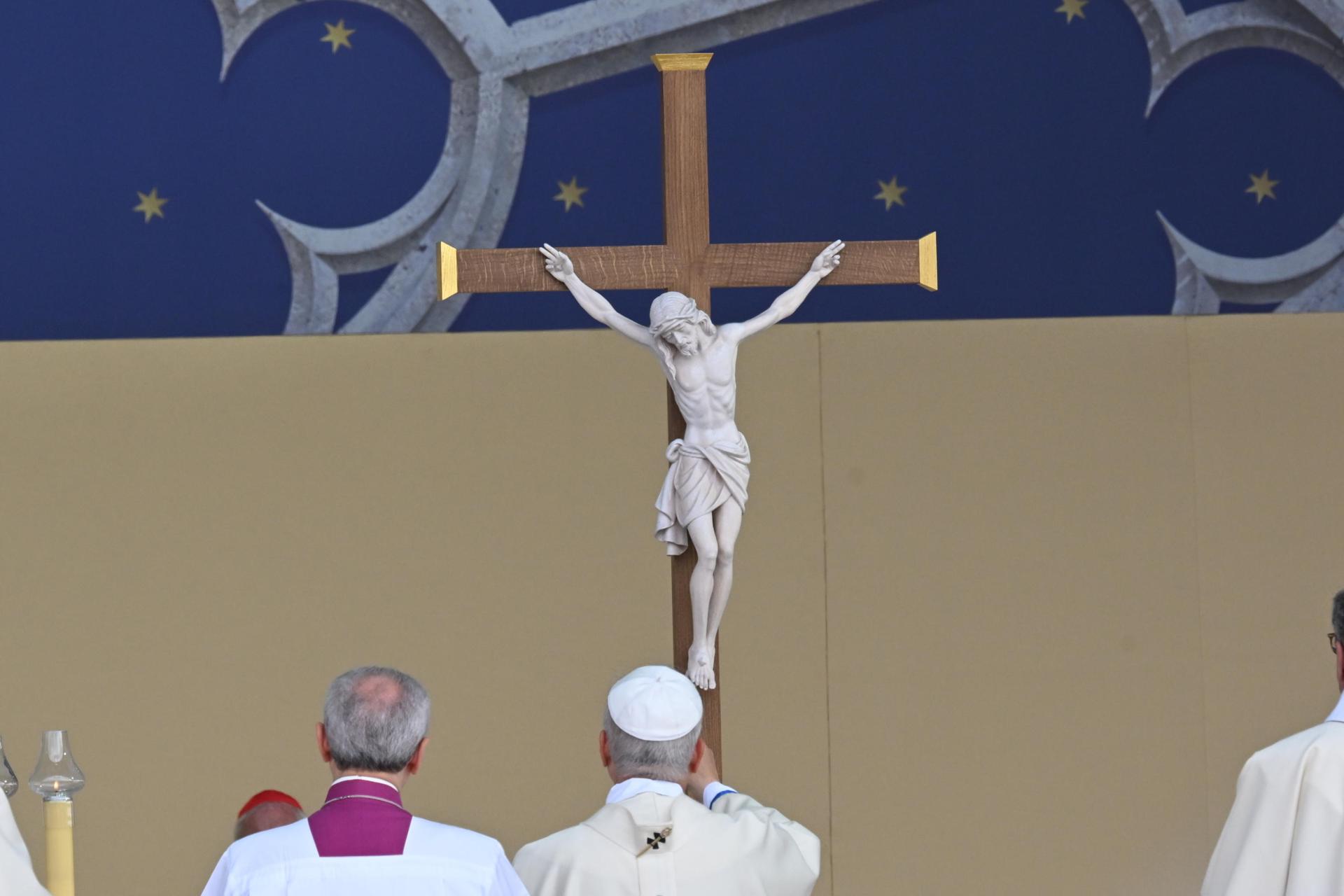 PARIS (France), 26/09/2026.- Pope Leo XIV celebrates mass in Place de la Concorde, Paris, France, 26 September 2026. Hundreds of thousands of people have greeted Pope Leo XIV in the centre of Paris for the open-air Mass. (Papa, Francia) EFE/EPA/MAURIZIO BRAMBATTI / POOL