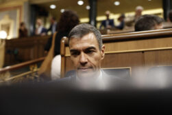 MADRID (ESPAÑA), 16/09/2026.- El presidente del Gobierno, Pedro Sánchez toma asiento este miércoles durante la sesión de control del Congreso de los Diputados en Madrid. EFE/ Rodrigo Jiménez