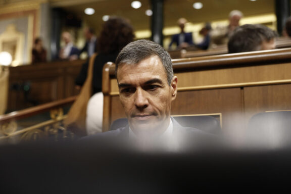 MADRID (ESPAÑA), 16/09/2026.- El presidente del Gobierno, Pedro Sánchez toma asiento este miércoles durante la sesión de control del Congreso de los Diputados en Madrid. EFE/ Rodrigo Jiménez
