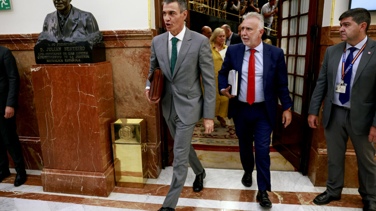 El presidente del Gobierno, Pedro Sánchez, junto a ministro de Política Territorial y Memoria Democrática, Ángel Víctor Torres