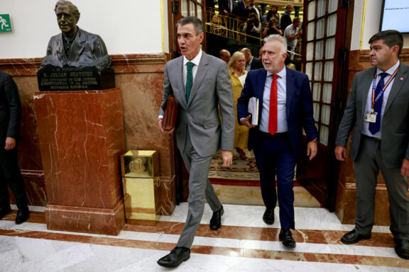 El presidente del Gobierno, Pedro Sánchez, junto a ministro de Política Territorial y Memoria Democrática, Ángel Víctor Torres