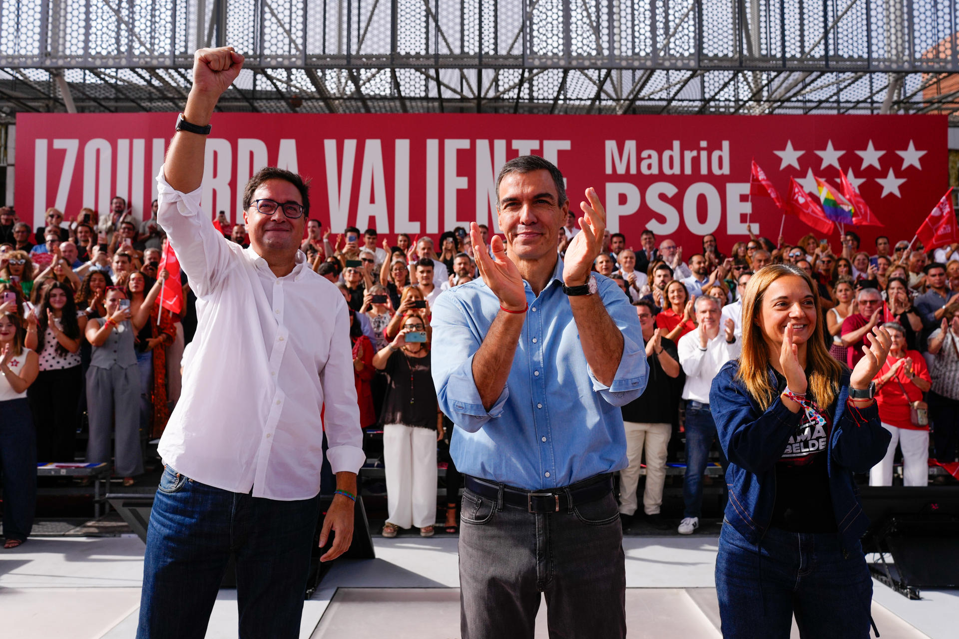 GETAFE (COMUNIDAD DE MADRID), 27/09/2026.- El presidente del Gobierno, Pedro Sánchez (c), el ministro para la Transformación Digital y de la Función Pública, Óscar López, y la alcaldesa de Getafe, Sara Hernández Barroso (d), participan en el acto de presentación de candidaturas del PSOE de Madrid para las elecciones municipales y autonómicas de 2027 este domingo, en Getafe (Comunidad de Madrid).EFE/ Borja Sánchez-Trillo