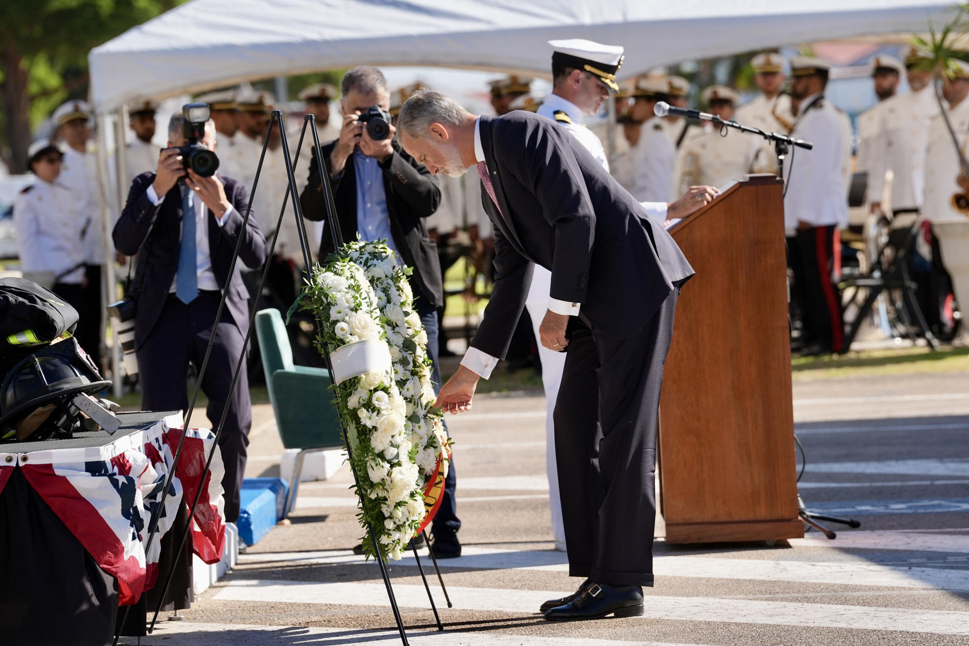 ROTA (CÁDIZ), 11/09/2026.- El rey de España Felipe VI deposita una corona de flores durante la conmemoración del 25 aniversario de los ataques terroristas del 11 de septiembre de 2001, este viernes, en la base naval de Rota (Cádiz). EFE/ Román Ríos