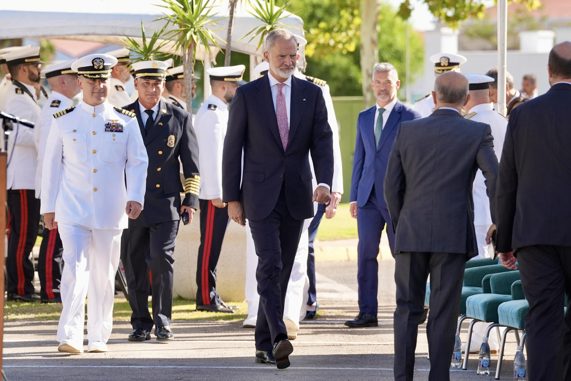 ROTA (CÁDIZ), 11/09/2026.- El rey de España Felipe VI, durante la conmemoración del 25 aniversario de los ataques terroristas del 11 de septiembre de 2001, este viernes, en la base naval de Rota (Cádiz). EFE/ Román Ríos