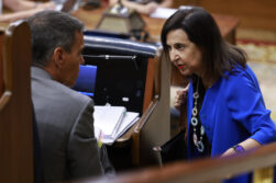 FOTODELDÍA MADRID, 03/09/2026.- La ministra de Defensa Margarita Robles (d) conversa con el presidente del Gobierno, Pedro Sánchez, que comparece, este jueves, en el Congreso de los Diputados para informar de la gestión de la crisis en Ceuta. EFE/ Chema Moya