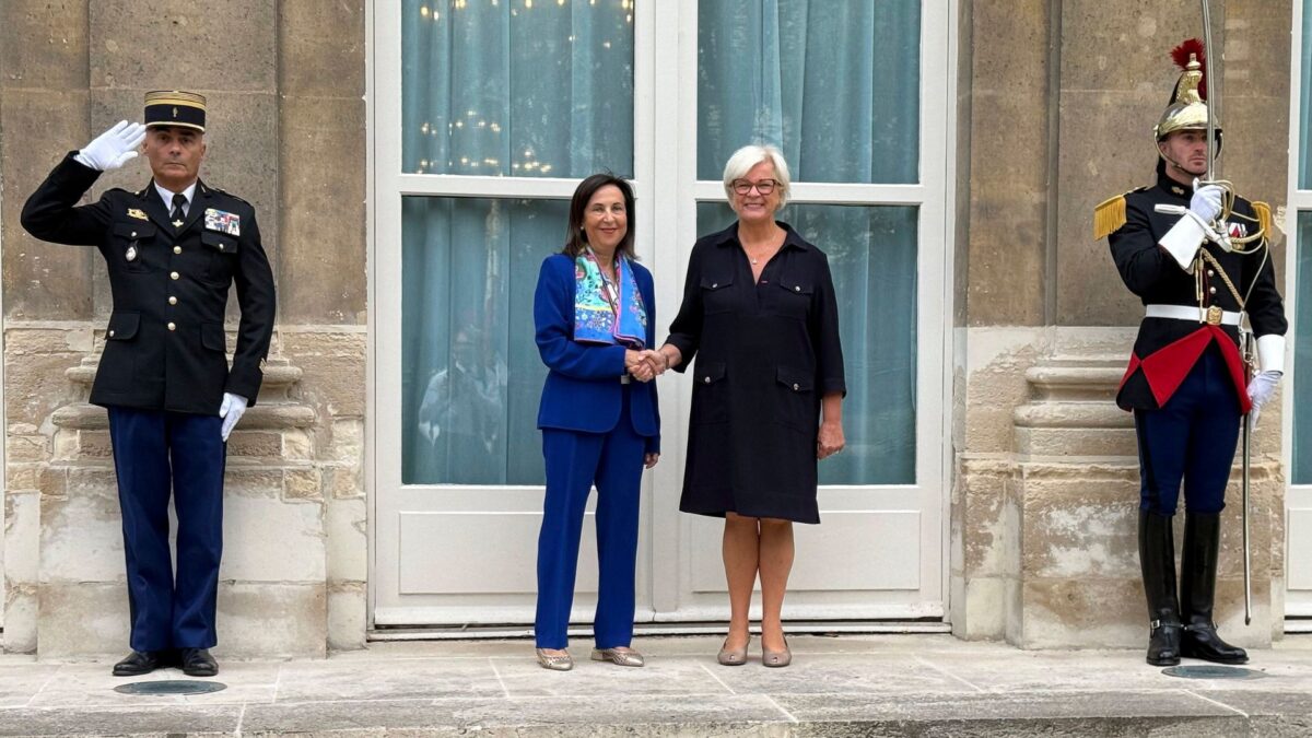 La ministra de Defensa, Margarita Robles, junto a su homóloga francesa, Catherine Vautrin, durante su encuentro bilateral celebrado en París en el marco de la Cumbre Internacional del Espacio