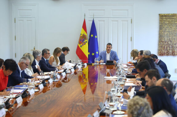 FOTODELDIA MADRID, 01/09/2026.- El presidente del Gobierno, Pedro Sánchez (c), ha presidido este martes la reunión del Consejo de Seguridad Nacional, en el Complejo de la Moncloa. EFE/ Fernando Calvo **SOLO USO EDITORIAL/SOLO DISPONIBLE PARA ILUSTRAR LA NOTICIA QUE ACOMPAÑA (CRÉDITO OBLIGATORIO)***