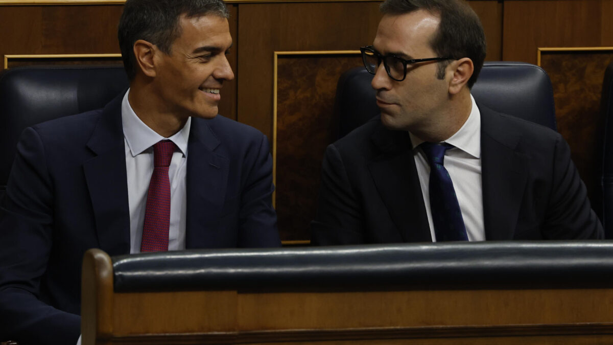 MADRID, 09/09/2026.- El presidente del Gobierno, Pedro Sánchez (i), conversa con el vicepresidente primero y ministro de Economía, Comercio y Empresa, Carlos Cuerpo (d), durante la primera sesión de control del Congreso del curso político, este miércoles. EFE/ J.J. Guillén