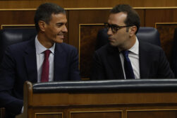 MADRID, 09/09/2026.- El presidente del Gobierno, Pedro Sánchez (i), conversa con el vicepresidente primero y ministro de Economía, Comercio y Empresa, Carlos Cuerpo (d), durante la primera sesión de control del Congreso del curso político, este miércoles. EFE/ J.J. Guillén