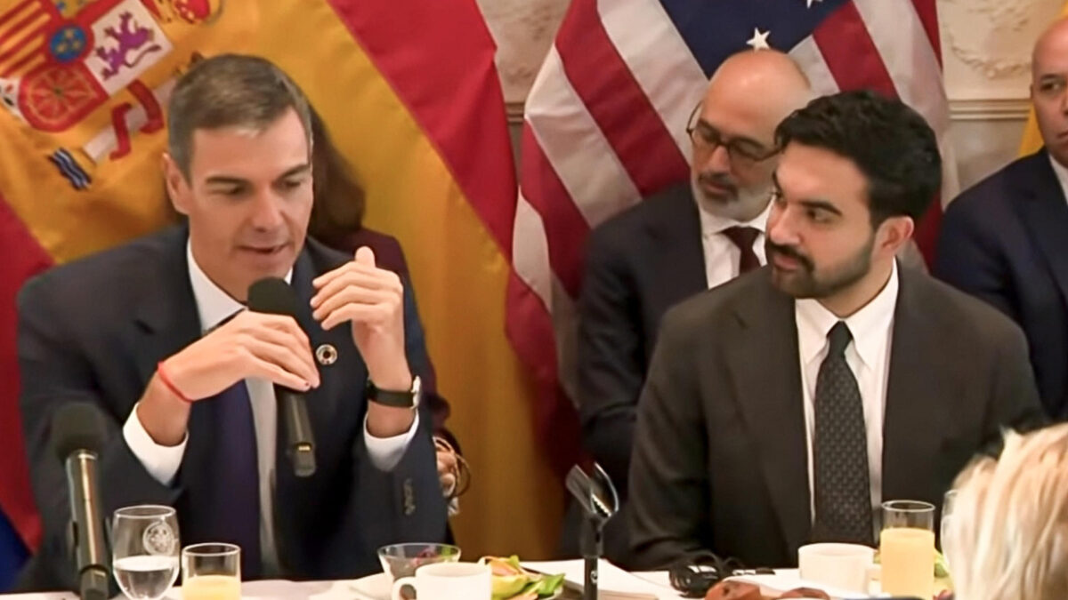 AME9836. NUEVA YORK (ESTADOS UNIDOS), 23/09/2026.- Captura de video cedido por la Oficina del Alcalde de la Ciudad de Nueva York, que muestra al jefe del Gobierno español, Pedro Sanchez (i), hablando junto al alcalde de Nueva York, Zohran Mamdani, este miércoles en Nueva York (Estados Unidos). Mamdani aplaudió algunas de las medias sociales aprobadas por el Gobierno Sánchez, como las subidas salariales, y recordó a Federico García Lorca en un encuentro entre ambos líderes progresistas en Nueva York.EFE/ Oficina del Alcalde de la Ciudad de Nueva York /SOLO USO EDITORIAL/ NO VENTAS/ SOLO DISPONIBLE PARA ILUSTRAR LA NOTICIA QUE ACOMPAÑA (CRÉDITO OBLIGATORIO)