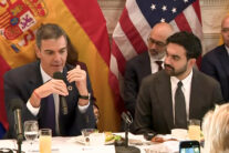 AME9836. NUEVA YORK (ESTADOS UNIDOS), 23/09/2026.- Captura de video cedido por la Oficina del Alcalde de la Ciudad de Nueva York, que muestra al jefe del Gobierno español, Pedro Sanchez (i), hablando junto al alcalde de Nueva York, Zohran Mamdani, este miércoles en Nueva York (Estados Unidos). Mamdani aplaudió algunas de las medias sociales aprobadas por el Gobierno Sánchez, como las subidas salariales, y recordó a Federico García Lorca en un encuentro entre ambos líderes progresistas en Nueva York.EFE/ Oficina del Alcalde de la Ciudad de Nueva York /SOLO USO EDITORIAL/ NO VENTAS/ SOLO DISPONIBLE PARA ILUSTRAR LA NOTICIA QUE ACOMPAÑA (CRÉDITO OBLIGATORIO)