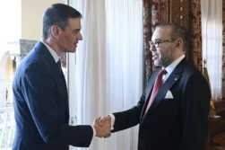 Pedro Sánchez, saluda al rey Mohamed VI, durante su encuentro mantenido en Rabat este miércoles. Pedro Sánchez ha trasladado a Mohamed VI el cariño "muy especial" del rey Felipe VI a Marruecos y al monarca alauí. FE/Pool Moncloa/Borja Puig de la Bellacasa