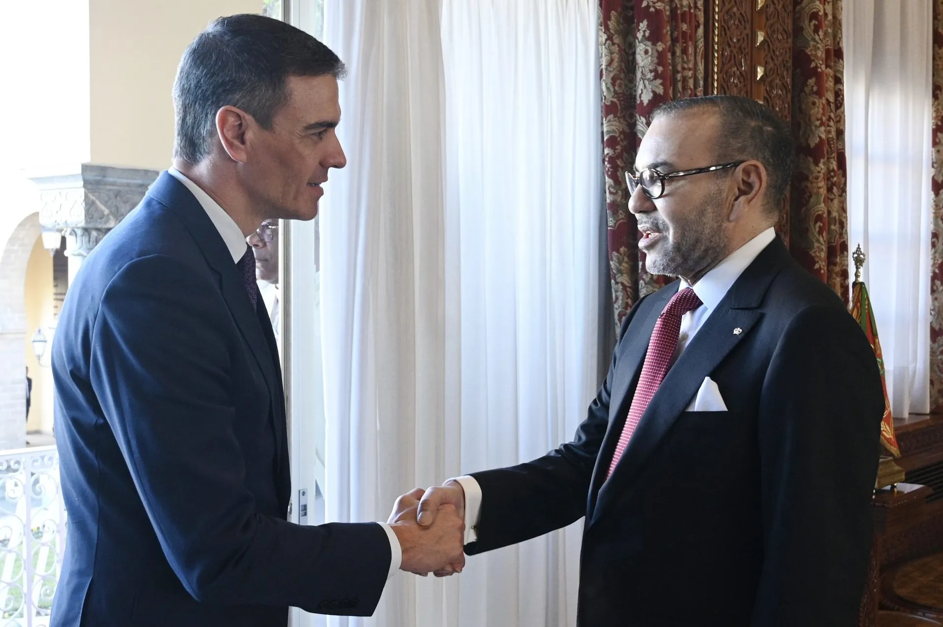 Pedro Sánchez, saluda al rey Mohamed VI, durante su encuentro mantenido en Rabat este miércoles. Pedro Sánchez ha trasladado a Mohamed VI el cariño "muy especial" del rey Felipe VI a Marruecos y al monarca alauí. FE/Pool Moncloa/Borja Puig de la Bellacasa