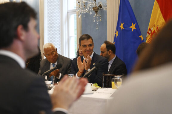 NUEVA YORK, 23/09/2026.- El presidente del Gobierno español, Pedro Sánchez, asiste a un acto organizado por el alcalde de Nueva York, Zohran Mamdani, bajo el título 'Construir una economía para la mayoría'. EFE/Pool Moncloa/Borja Puig de la Bellacasa CRÉDITO OBLIGATORIO? SOLO USO PERMITIDO PARA ILUSTRAR LA NOTICIA QUE APARECE EN EL PIE DE FOTO? SÓLO USO EDITORIAL