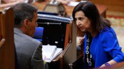 El presidente del Gobierno, Pedro Sánchez, y la ministra de Defensa, Margarita Robles.