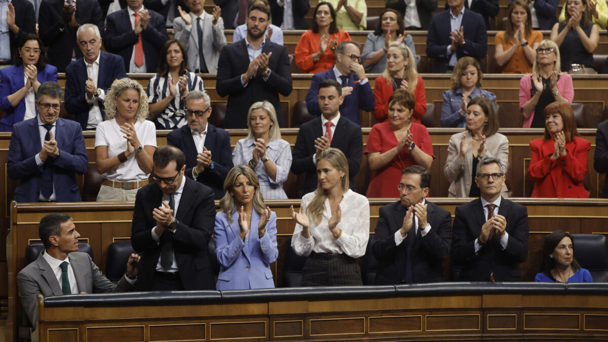 MADRID, 03/09/2026.- El presidente del Gobierno, Pedro Sánchez (i), recibe el aplauso de la bancada socialista en el Congreso de los Diputados donde comparece este jueves para informar de la gestión de la crisis en Ceuta. EFE/ Sergio Perez
