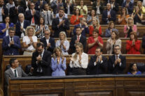 MADRID, 03/09/2026.- El presidente del Gobierno, Pedro Sánchez (i), recibe el aplauso de la bancada socialista en el Congreso de los Diputados donde comparece este jueves para informar de la gestión de la crisis en Ceuta. EFE/ Sergio Perez