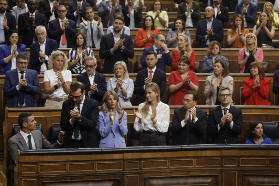 MADRID, 03/09/2026.- El presidente del Gobierno, Pedro Sánchez (i), recibe el aplauso de la bancada socialista en el Congreso de los Diputados donde comparece este jueves para informar de la gestión de la crisis en Ceuta. EFE/ Sergio Perez