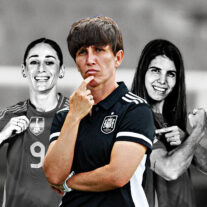 La seleccionadora nacional Sonia Bermúdez junto a Alba Redondo y Esther González