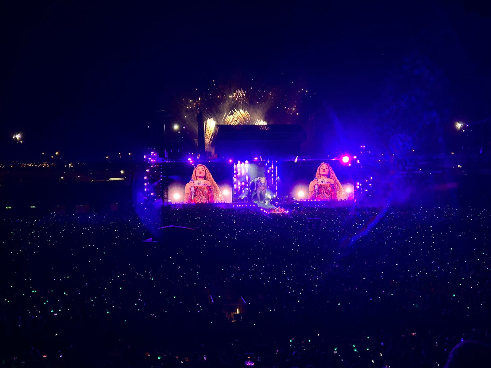 Shakira ha sacado una loba hinchable gigante al escenario en su primer concierto en el Macondo Park de Madrid