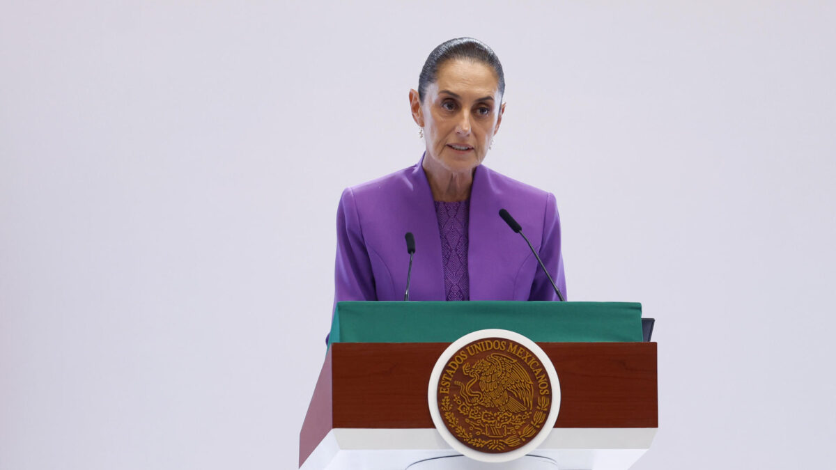 MEX1785. CIUDAD DE MÉXICO (MÉXICO), 01/09/2026.- La presidenta de México, Claudia Sheinbaum, habla durante su segundo informe de gobierno este martes en Palacio Nacional, en la Ciudad de México (México). Sheinbaum adelantó que el paquete económico para 2027 contemplará una paulatina consolidación fiscal sin sacrificar la inversión pública ni el gasto en bienestar, salud y educación, al defender la estabilidad de la economía pese a las tensiones comerciales con EEUU y el complejo escenario internacional. EFE/Sáshenka Gutiérrez