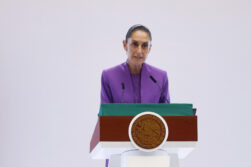 MEX1785. CIUDAD DE MÉXICO (MÉXICO), 01/09/2026.- La presidenta de México, Claudia Sheinbaum, habla durante su segundo informe de gobierno este martes en Palacio Nacional, en la Ciudad de México (México). Sheinbaum adelantó que el paquete económico para 2027 contemplará una paulatina consolidación fiscal sin sacrificar la inversión pública ni el gasto en bienestar, salud y educación, al defender la estabilidad de la economía pese a las tensiones comerciales con EEUU y el complejo escenario internacional. EFE/Sáshenka Gutiérrez