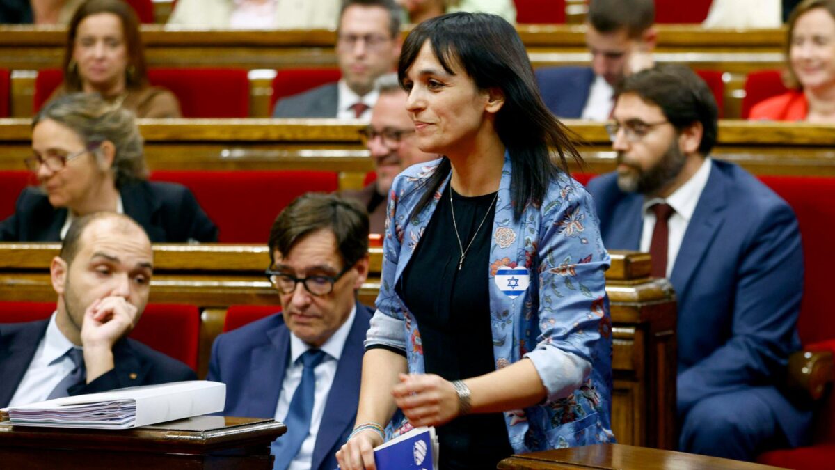 La líder de Aliança Catalana, Silvia Orriols, luciendo una chapa con la bandera de Israel, interviene durante la segunda jornada del debate de política general en octubre de 2025.