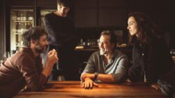 Rodrigo Sorogoyen durante el rodaje de 'El ser querido', con Victoria Luengo y Javier Bardem