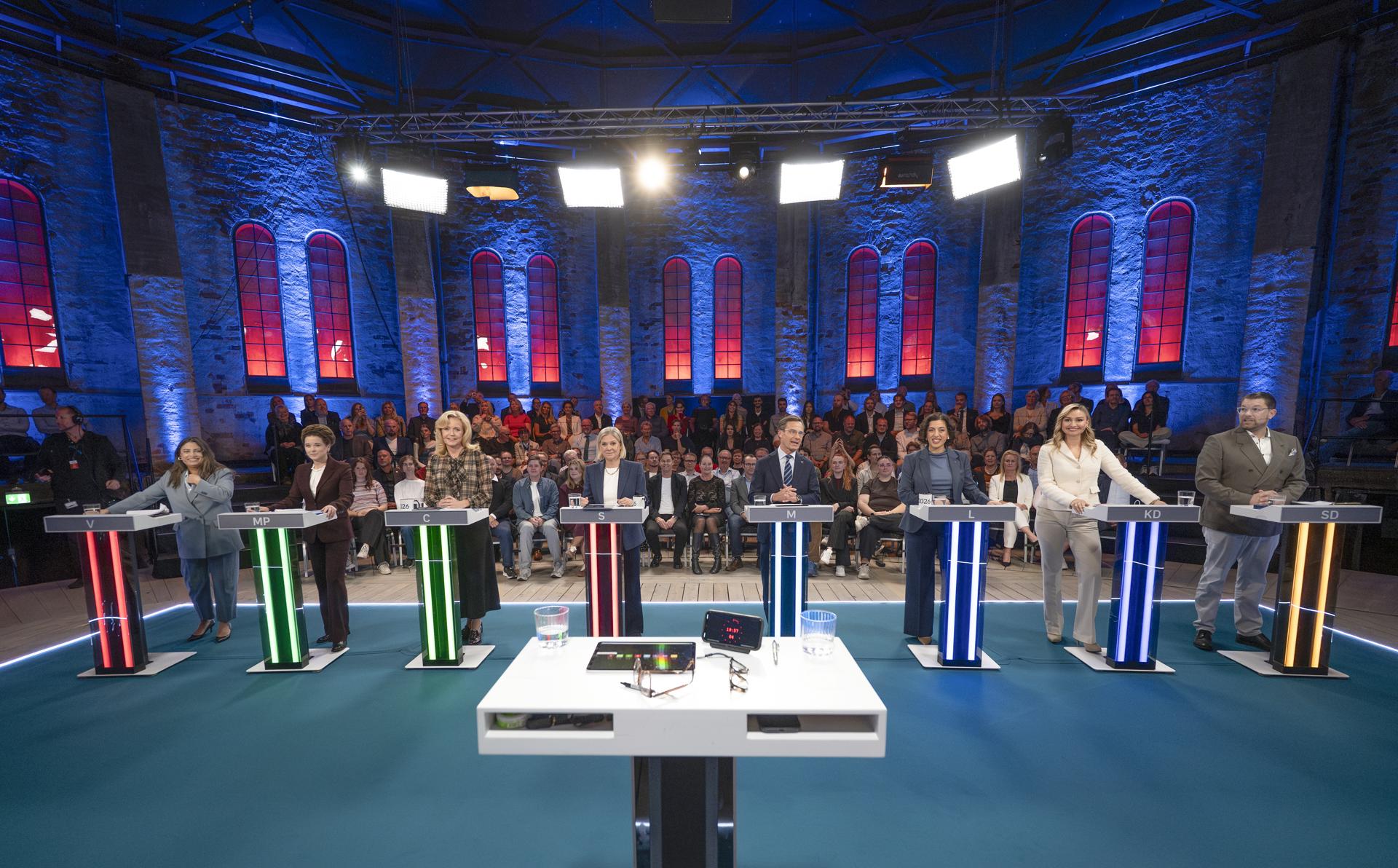 GAVLE (Sweden), 11/09/2026.- (L-R) Nooshi Dadgostar of the Left Party, Amanda Lind of the Green Party, Elisabeth Thand Ringqvist of the Centre Party, Magdalena Andersson of the Social Democrats, Swedish Prime Minister Ulf Kristersson of the Moderate Party, Simona Mohamsson of the Liberal Party, Ebba Busch of the Christian Democrats and Jimmie Akesson of the Sweden Democrats pose ahead of the final party leaders' debate in Gavle, Sweden, 11 September 2026. General elections will be held in Sweden on 13 September 2026 to elect the 349 members of the Riksdag. (Elecciones, Suecia) EFE/EPA/ANDERS WIKLUD SWEDEN OUT