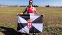 La teniente María Romero tras cruzar la línea de meta portando la Bandera de Ceuta