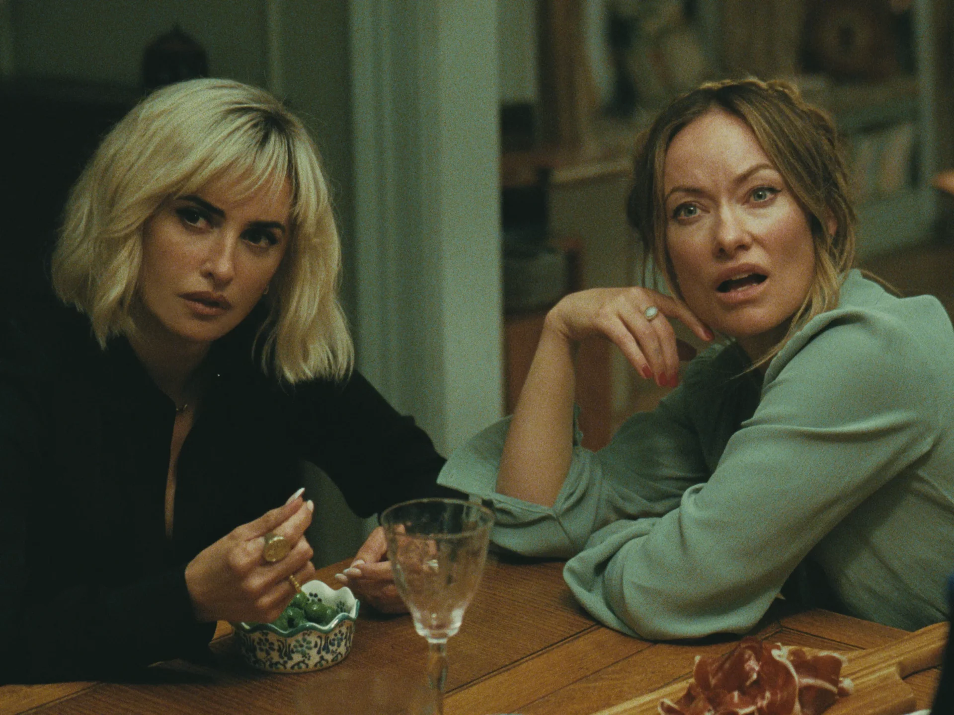 Penélope Cruz y Olivia Wilde en 'The Invite'