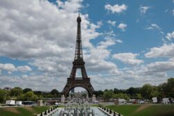 Paris (France), 05/08/2026.- The Eiffel Tower is seen from Place du Trocadero in Paris, France, 05 August 2026. (Francia) EFE/EPA/MOHAMMED BADRA