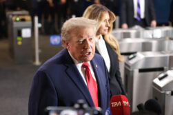 AME9598. NUEVA YORK (ESTADOS UNIDOS), 22/09/2026.- El presidente de Estados Unidos, Donald Trump, habla este martes a su llegada a la Asamblea General de la ONU en Nueva York (Estados Unidos). El secretario de Estado de Estados Unidos, Marco Rubio, defendió la decisión del presidente Donald Trump de prohibir la entrada a la Casa Blanca a CNN, MS NOW y Politico para realizar su trabajo periodístico y argumentó que el Gobierno no está acosando a los medios con los que está en desacuerdo ni tratando de derribarlos. EFE/ Octavio Guzmán