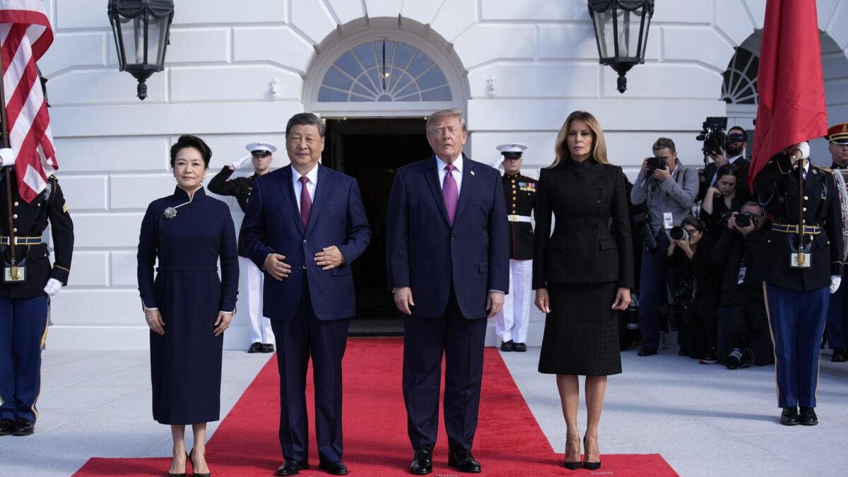 Washington (United States), 24/09/2026.- United States President Donald J Trump and First Lady Melania Trump welcome Chinese President Xi Jinping, and First Lady Peng Liyuan for a State Visit on the South Portico of the White House in Washington, DC, USA, 24 September 2026. President Xi is on a three-day state visit, marking his first trip to DC in 11 years. (Estados Unidos) EFE/EPA/Yuri Gripas / POOL