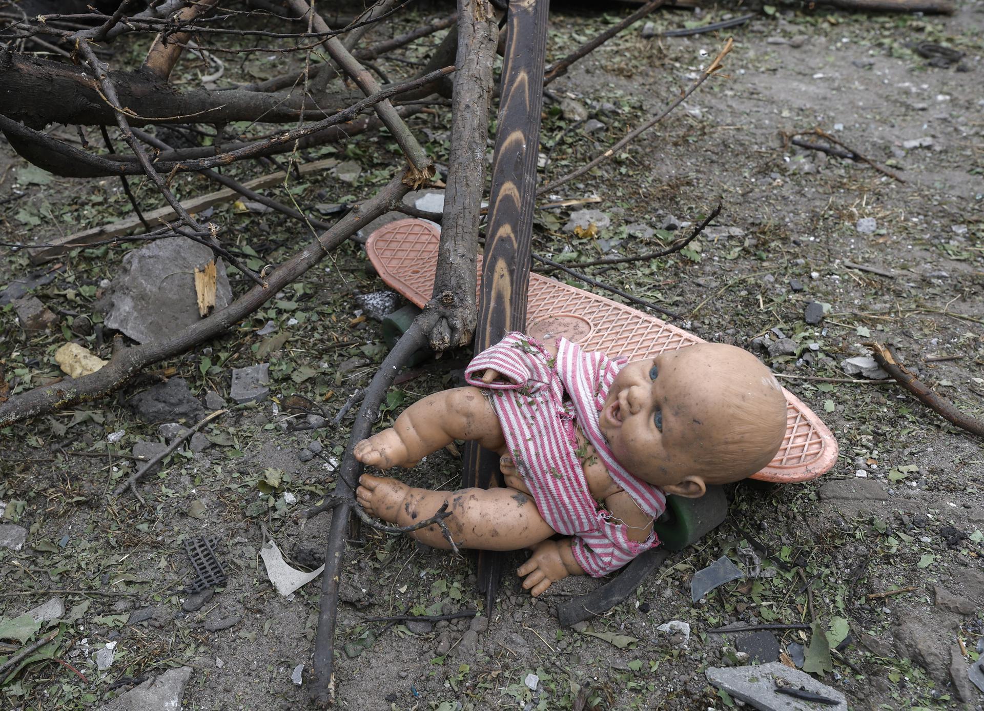 Boryspil (Ukraine), 01/09/2026.- Children's toys lay at the site of a Russian missile strike on a residential area in the city of Boryspil near Kyiv, Ukraine, 01 September 2026, amid the Russian invasion. At least 12 people died, and more than 17 others were injured, including five children, in an overnight Russian combined attack by drones and missiles of different types on Kyiv and the region, according to the Ukrainian State Emergency Service (SES). (Rusia, Ucrania, Kiev) EFE/EPA/SERGEY DOLZHENKO