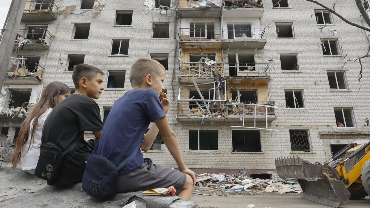 Boryspil (Ukraine), 01/09/2026.- Local children react at the site of a Russian missile strike on a residential area in the city of Boryspil near Kyiv, Ukraine, 01 September 2026, amid the Russian invasion. At least 12 people died, and more than 17 others were injured, including five children, in an overnight Russian combined attack by drones and missiles of different types on Kyiv and the region, according to the Ukrainian State Emergency Service (SES). (Rusia, Ucrania, Kiev) EFE/EPA/SERGEY DOLZHENKO