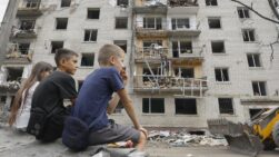 Boryspil (Ukraine), 01/09/2026.- Local children react at the site of a Russian missile strike on a residential area in the city of Boryspil near Kyiv, Ukraine, 01 September 2026, amid the Russian invasion. At least 12 people died, and more than 17 others were injured, including five children, in an overnight Russian combined attack by drones and missiles of different types on Kyiv and the region, according to the Ukrainian State Emergency Service (SES). (Rusia, Ucrania, Kiev) EFE/EPA/SERGEY DOLZHENKO